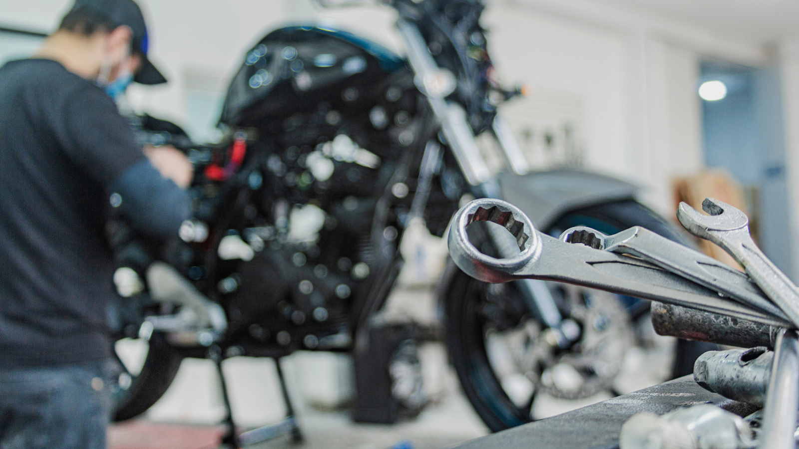 Motocicleta de entregas representando depreciação e manutenção por km