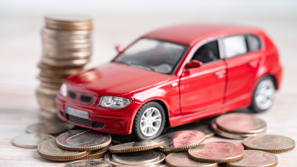 Motorista de aplicativo ao lado do carro planejando novos investimentos em trabalho, estudo e renda alternativa.